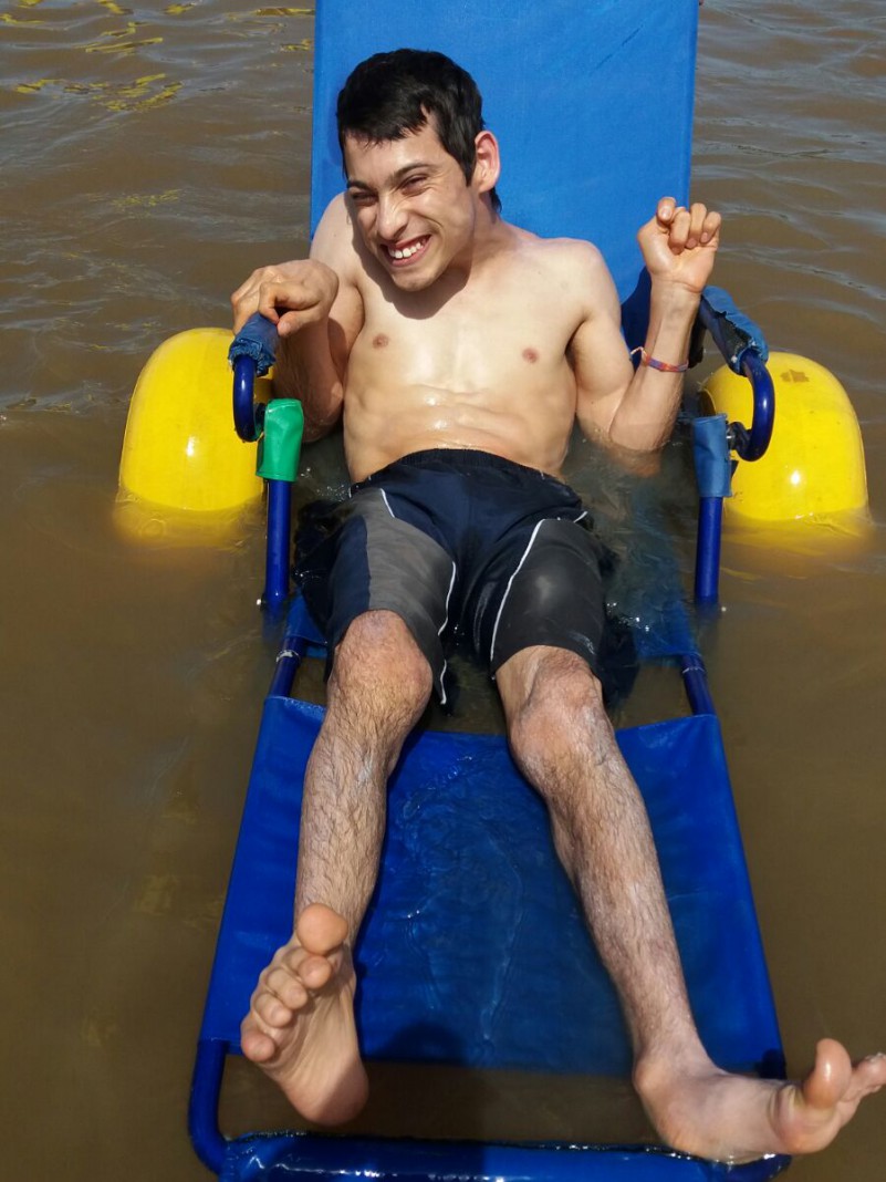 Acolhido do Cônego Paulo de Nadal na atividade que aconteceu na praia do Lami